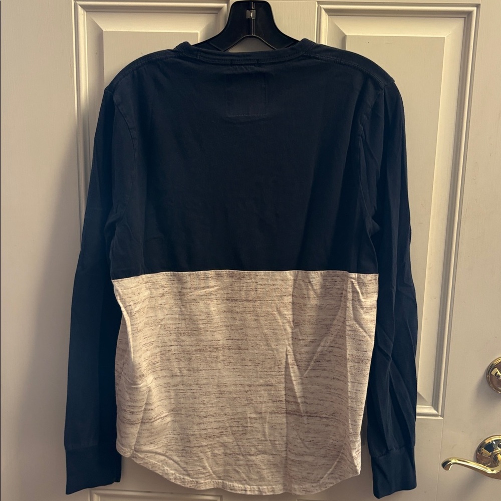 Hollister Men's Navy and Cream Colorblock Long Sleeve T-Shirt - Picture 2 of 3